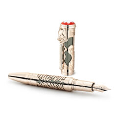 Bút máy ký tên với thiết kế sang trọng, thể hiện sự đẳng cấp và tinh tế