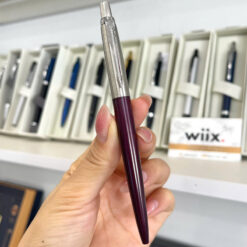 Bút bi đẹp và nhỏ gọn giúp bạn dễ dàng mang theo bên mình