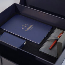 Bộ quà tặng bút ký Parker SON Red GT TB-1931475 kèm sổ da, ví da; hộp và túi hãng